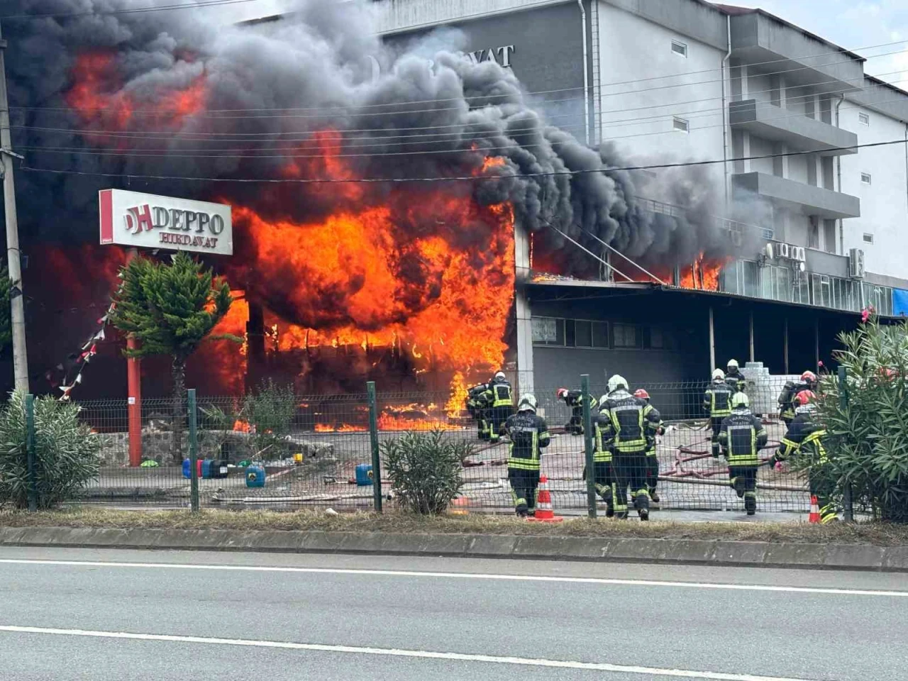 AVM’deki yangın yeniden alevlendi