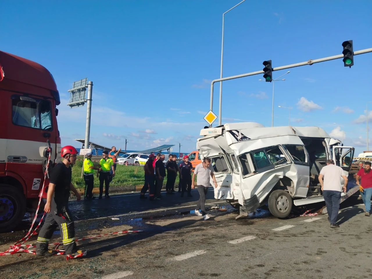 Meydana Gelen Trafik Kazasında 15 Kişi Yaralandı!