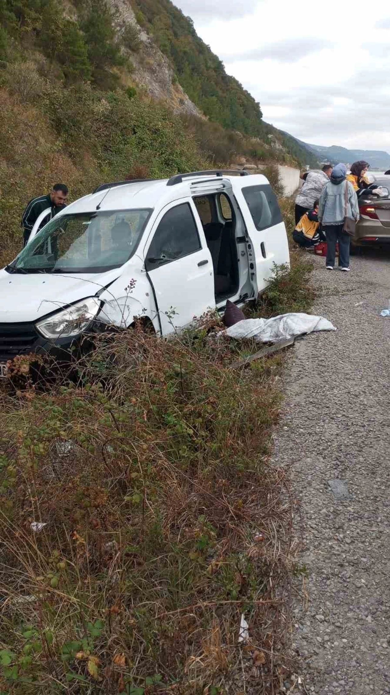 Otomobil istinat duvarına çarptı: 3 yaralı