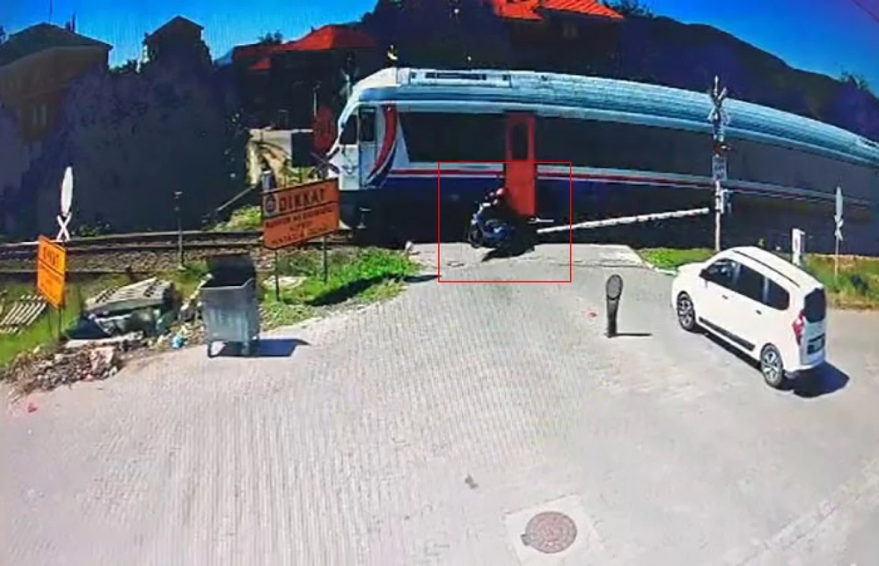 Yolcu treni hemzemin geçitte motosiklete çarptı