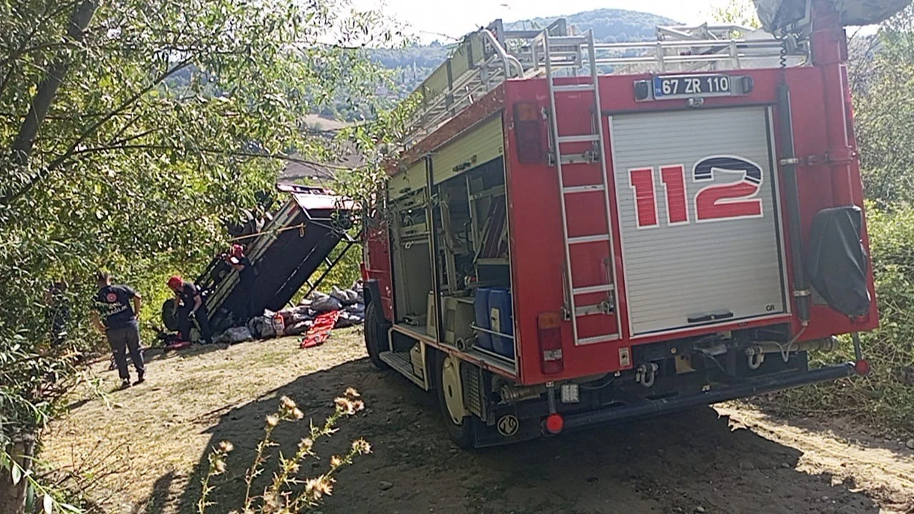 Yardım kömürü dağıtılan kamyon şarampole yuvarlandı: 2 ölü, 1 yaralı
