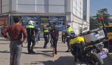 Bıçağı Boğazına Dayayan Şahsa Polis Müdahalesi