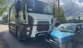 Çöp Kamyonu İle Otomobil Kafa Kafaya Çarpıştı