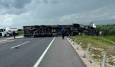 Devrilen Tır Trafiği Kilitledi: Sürücü Yaralandı