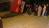 Kamyon Devrildi, Tonlarca Çay Başka Araca Aktarıldı