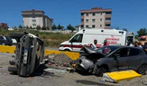 Kavşakta İki Otomobil Çarpıştı: 3 Kişi Yaralandı