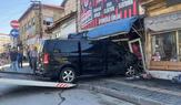 Kontrolden Çıkan Minibüs 5 Aracı Biçip İş Yerine Daldı