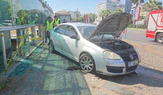 Otomobil Tramvay İstasyonuna Daldı! Aynı Aileden 3 Kişi Yaralandı