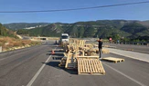 Yola Saçılan Paletler Trafiği Aksattı