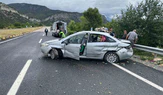 Yağış Kazayı Getirdi: Bariyerlere Çarpan Otomobilde 5 Kişi Yaralandı