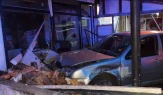 Yoldan çıkıp 2 iş yerine çarptı : 1 yaralı