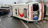 Ambulans devrildi: 2 yaralı