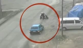 Kaza atlatan otomobil geri dönüp motosiklete çarptı