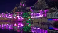 Amasya Yalı Boyu Evleri Pembe Işıklarla Aydınlandı