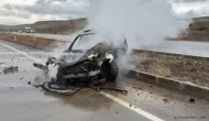 Kayganlaşan yolda kaza yaptı, otomobil alev aldı