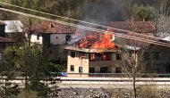 Alevlere teslim olan üç katlı ev kullanılmaz hale geldi