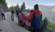 Otomobil 60 metrelik uçuruma yuvarlandı: 2 ağır yaralı