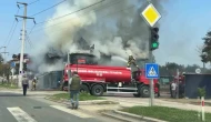 Alevler 2 katlı binayı kül etti