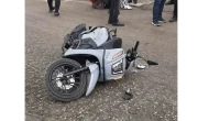 Motosiklet, park halindeki otomobile çarptı: 1 yaralı