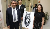 Başkan Uzun, Genç Sanatçının Eserini Vekile Hediye Etti