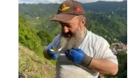 Tuttuğu yılanın önce güzelliğini anlattı, sonra kolye gibi boynuna doladı