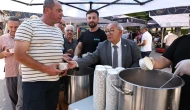 Merzifon’da Birlik Kazanı Kaynadı: Medrese Parkı'nda Aşure Dağıtıldı