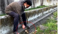 Farelerle dostluğu ile bilinen adam, otobüs durağında ölü bulundu