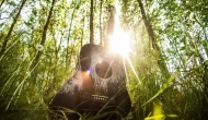 Rüyada Gitar Çalmak Ne Anlama Gelir? Aşk, Huzur ve Sanatın Rüya Yorumu