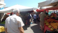 Pazarcı müşteri için serin havayı bekliyor!