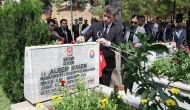Vali Önder Bakan’dan 15 Temmuz’da Şehitlik Ziyareti: “Ruhları Şad, Mekanları Cennet Olsun”