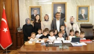 Minik Öğrencilerden Başkan Uzun’a Anlamlı Aşure İkramı