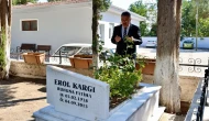 Mesai Öncesi Babasının Kabrini Ziyaret Etti