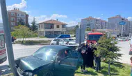 Sungurlu’da Kavşakta Feci Kaza: Otomobil Direğe Çarptı, 2 Yaralı