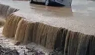 Yol Çöktü! Panelvan Araç Mahsur Kaldı