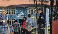 Teneffüste Öğrencilerle İp Atlama Keyfi: Polis Kalpleri Feth etti!