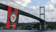 Süper Lig Gururu İstanbul'a Taşındı! Çorum FK Bayrağı Köprüde
