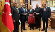 Devlet Bahçeli’ye Çorum FK Forması Hediye Edildi