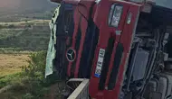 Amasya'da Korkutan Kaza! Tır Yan Yattı, Ortalık Savaş Alanına Döndü