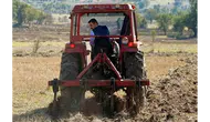 Hamamözü Kaymakamı Arslan traktörle tarla sürdü