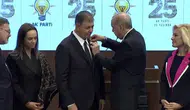 Cemil Tugay AK Parti’de! Erdoğan Rozeti Taktı!