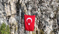 Çorum'da Dağcılar kayalıkta dev Türk bayrağını dalgalandırdı