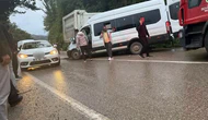 Yolcu Minibüsü Kamyonla Çarpıştı: 1 Ölü, 23 Yaralı!