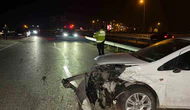 Otomobil Bariyerlere Çarptı: 1 Yaralı