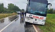 Otobüs Kamyonete Çarptı: 1’i Ağır 2 Yaralı