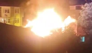 Amasya’da tek katlı evde çıkan yangında alevler geceyi aydınlattı