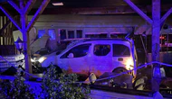 Araç İş Yerine Daldı, 2 Kişi Yaralandı