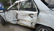 Park Halindeki Tıra Çarpan Otomobilde 2 Kişi Yaralandı
