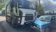 Çöp Kamyonu ve Otomobil Çarpıştı: 2 Kişi Yaralandı