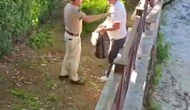 Türbe Bahçesinde İçki İçtiler! Vatandaşlar Müdahale Etti