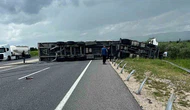 Devrilen Tır Trafiği Kilitledi: Sürücü Yaralandı